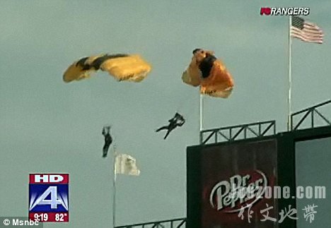 US Army parachutist gets stuck on a flagpole 美国老兵跳伞跳到美国旗杆上